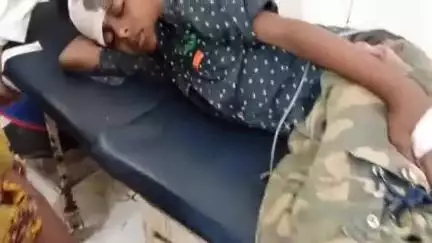 सीतापुर: काकरिया ग्राम पंचायत के पास तेज रफ्तार मोटरसाइकिल ने मासूम बच्चे को मारी जोरदार टक्कर, हुआ घायल