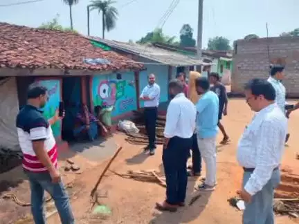 ଲାଞ୍ଜିଗଡ: ଲୁମା ଗାଁ କୁ ଯାଇ ସ୍ବାସ୍ଥ୍ୟ ସମସ୍ୟା ଉପରେ ଆଲୋଚନା କଲେ କଳାହାଣ୍ଡି ଜିଲ୍ଲା ପାଳ।
