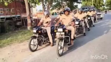 सिधवलिया: सिधवलिया थाने की पुलिस ने बकरीद पर्व को लेकर निकाला फ्लैग मार्च, थानाध्यक्ष सहित अन्य पदाधिकारी रहे मौजूद