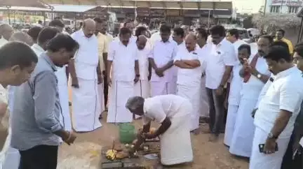 தஞ்சாவூர்: கருணாநிதி சிலை அமைப்பதற்கான அடிக்கல் நாட்டு விழா பழைய பேருந்து நிலையம் அருகே நடைபெற்றது