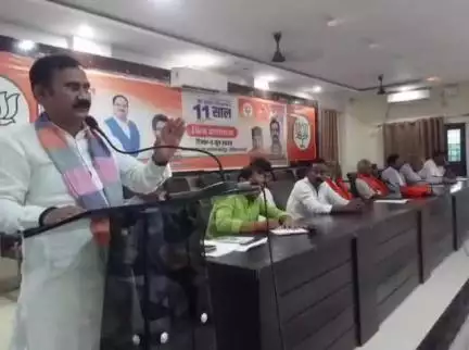 राजातालाब: केंद्र सरकार के 11 वर्ष पूरे होने पर वाराणसी में बीजेपी कार्यालय पर आयोजित की गई कार्यशाला