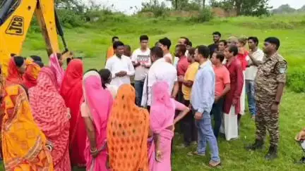 बाघमारा/कतरास: छत्रूटांड पंचायत में तालाब के लिए ज़मीन चिन्हित, विधायक ने किया शिलान्यास
