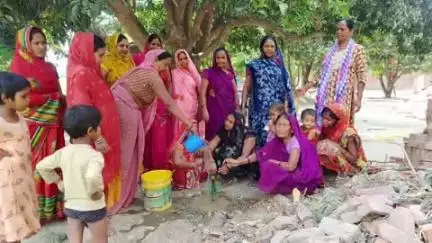 आलापुर: जन शिक्षण केंद्र की ओर से दर्जनों महिलाओं ने आजनपारा गुआपाकड़ में प्लास्टिक उत्पाद का प्रयोग न करने का लिया संकल्प