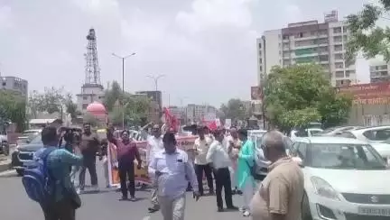 सांगानेर: रोडवेज कर्मचारियों ने लोक परिवहन सेवा के परमिट निरस्त करने की मांग को लेकर परिवहन भवन का किया घेराव