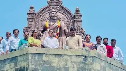 नगर: शिवराज्याभिषेक दिनाच्या निमित्ताने महानगरपालिकेत छत्रपती शिवाजी महाराजांच्या पुतळ्याला अभिवादन