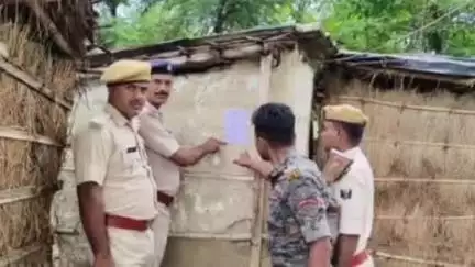 परसौनी: परसौनी थाना अंतर्गत हत्या मामले में मिठू कुमार के घर पुलिस ने इश्तेहार चिपकाए