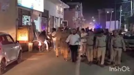 हापुड़: ईद उल अजहा पर्व के दृष्टिगत जिलाधिकारी व पुलिस अधीक्षक ने संवेदनशील इलाकों में की पैदल गश्त