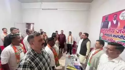 भवारना: विधायक विपिन सी परमार ने भाजपा संगठन आत्मक नगरोटा के कार्यकारणी के साथ की बैठक