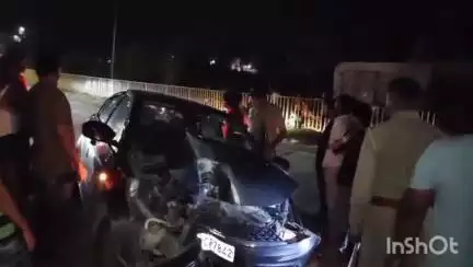 धामपुर: शेरकोट के रामसहायवाला चुंगी के पास कार अनियंत्रित होकर डिवाइडर व विद्युत खंभे से टकराई, कार सवार दो लोग घायल