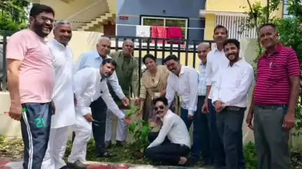 रतलाम: एक-पेड़-माँ-के-नाम अभियान: कैबिनेट मंत्री की प्रेरणा से डॉ. भीमराव अम्बेडकर मंडल में पौधारोपण