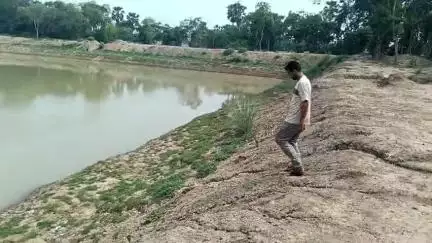 अमरपुर: हतखा पोखर में बैरिकेडिंग की ग्रामीणों ने की मांग, कुछ दिन पहले डूबने से हुई थी तीन बच्चों की मौत