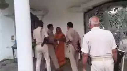 फुलवरिया: रामपुरकला में कोर्ट के आदेश पर शराब कांड के आरोपी के घर पुलिस ने नोटिस चस्पाया, 10 दिनों में संपत्ति का मांगा जवाब