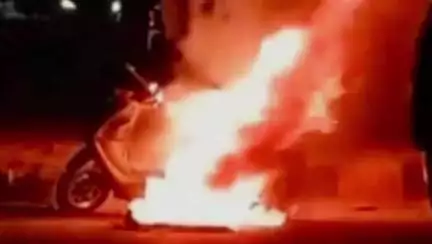 डोईवाला: जोलीग्रांट एयरपोर्ट के पास एक चलती स्कूटी में लगी आग, मची अफरा-तफरी