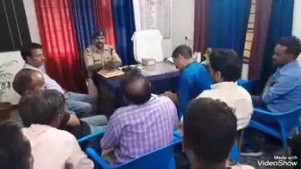 सतपुली: थाना प्रभारी सतपुली सोहनलाल टम्टा ने आज शुक्रवार को सतपुली थाने में 6:00 बजे बकरा ईद को लेकर व्यापारियों के साथ बैठक की