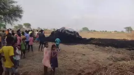 सहसपुर लोहारा: ग्राम खैरातुलसी में पैरावट की खेप में लगी भीषण आग, दमकल की टीम ने कड़ी मशक्कत कर आग पर पाया काबू