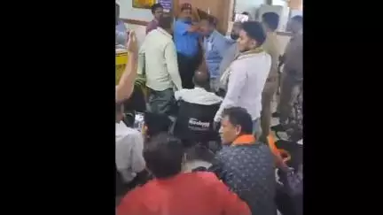 नागपूर ग्रामीण: दिव्यांग बांधवांना चर्चेसाठी बोलविले परंतु चर्चा झालीच नाही, मनपा  कार्यालयात दिव्यांग बांधव झाले आक्रमक