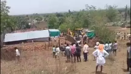 मनोहरथाना: गुराडी विद्यालय के खेल मैदान की जमीन से राजस्व विभाग ने अतिक्रमण हटाया