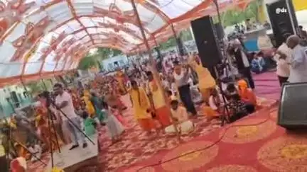 करेरा: सिरसौना गांव में माता के मंदिर में श्रीमद् भागवत कथा के दौरान शिव-पार्वती प्रसंग से भावविभोर हुए श्रोता