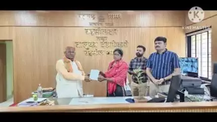 आर्वी: गरजू घरकुल लाभार्थ्यांना तहसील कार्यालय येथे वाळू वाटपाबाबत प्रमाणपत्राचे आमदार दादाराव केचे यांचे हस्ते वितरण