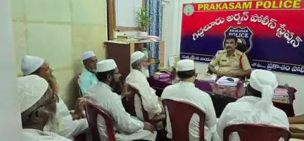 గిద్దలూరు: మైనార్టీ నాయకులతో బక్రీద్ పండుగను పురస్కరించుకొని ప్రత్యేక సమావేశం నిర్వహించిన గిద్దలూరు అర్బన్ సీఐ సురేష్