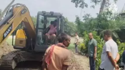 বিষ্ণুপুর ২: নিঃশব্দ বিপ্লব অনুষ্ঠানের জন্য শ্রীকৃষ্ণপুর বোরহানপুর স্কুল ফুটবল মাঠ সংস্কারের কাজ শুরু করা হয়েছে