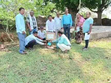 फरसाबहार: कोरंगामाल में 'एक पेड़ मां के नाम' अभियान के तहत सरपंच, शिक्षक और ग्रामीणों ने किया पौधरोपण, स्वच्छता की दिलाई शपथ