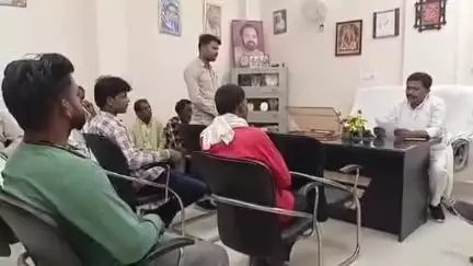 गढ़ाकोटा: भैसा ग्राम के लोगों ने सड़क निर्माण की मांग के साथ जनपद सीईओ को ज्ञापन सौंपा