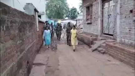 कैरो: कैरो थाना क्षेत्र में निकला फ्लैग मार्च, सीओ-बीडीओ ने शांति से पर्व मनाने का दिया संदेश