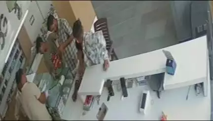 बांसवाड़ा: शहर के कस्टम चौराहे पर मोबाइल दुकान से चार युवकों में से एक ने 1 लाख का फोन उड़ाया, सीसीटीवी में कैद हुई वारदात