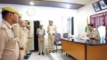 सीतापुर: पुलिस अधीक्षक ने शुक्रवार को पुलिस लाइन ग्राउंड में पहुंचकर सलामी ली और निरीक्षण किया
