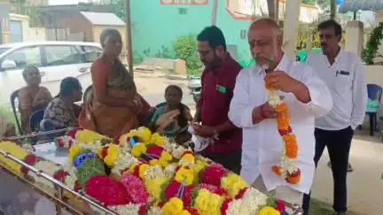 పలమనేరు: వీ.కోట: వివిధ కారణాల చేత మృతి చెందిన పలువురికి నివాళులర్పించి సంతాపం తెలిపిన జిల్లా జడ్పీ చైర్మన్ శ్రీనివాసులు
