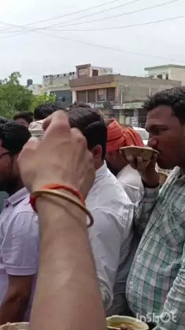 भरतपुर: शहर के नीम दा गेट स्थित मंदिर पर निर्जला एकादशी के अवसर पर शरबत और कचौड़ी का किया गया वितरण