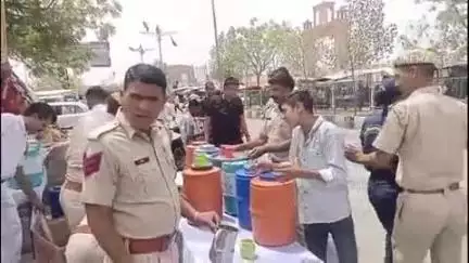 डीडवाना: डीडवाना में निर्जला एकादशी के मौके पर थाना अधिकारी ने रहागीरों को पिलाया शरबत, पूरे क्षेत्र में हो रही प्रशंसा