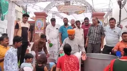 बीकानेर: शहर में दिन भर सेवादार सेवा कार्य में जुटे रहे, श्री लक्ष्मीनाथ नवयुवक मंडल के सेवा कार्य में पहुंचे विधायक व्यास