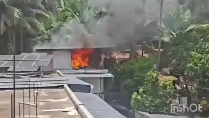 താമരശ്ശേരി: കാരാടിയിൽ കെട്ടിടത്തിനു മുകളിൽ തീപിടുത്തം