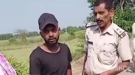 बड़हरा: रामशहर गांव के समीप एलटीफ की टीम ने बाइक पर लदे 150 लीटर महुआ शराब के साथ एक तस्कर को किया गिरफ्तार