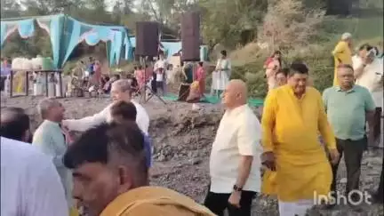 ડભોઇ: ડભોઇના તીર્થક્ષેત્ર કરનાળી ખાતે ગંગા દશાહરા પર્વના સમાપન દિવસે ગાયિકા અનુરાધા પોડવાલ પણ પૂજન અને દિવ્ય આરતી કરી.