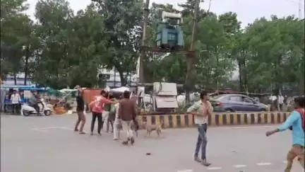दमोह: चरयाई बाजार में चाय गिरने पर दो पक्षों में मारपीट, घटना का वीडियो सोशल मीडिया पर वायरल