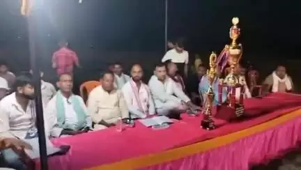 बिहिया: पीलापुर में डे नाइट क्रिकेट टूर्नामेंट का उद्घाटन राजद के युवा नेता किशोर कुणाल उर्फ राजू यादव ने किया