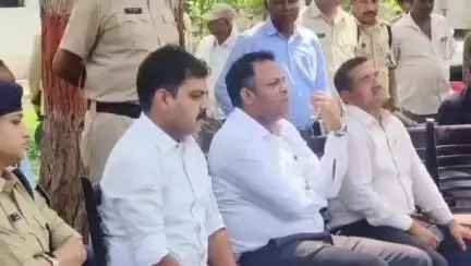 बागली: देवास कलेक्टर ने किसानों से चर्चा के दौरान पत्रकारों को रिकॉर्डिंग से रोका, सोशल मीडिया पर वीडियो वायरल