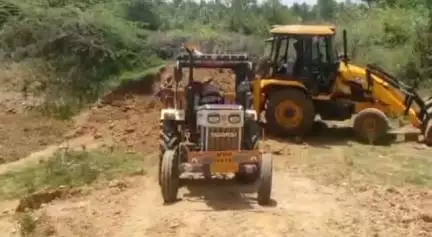 'అక్రమ గ్రావెల్ తవ్వకాలపై కేసులు నమోదు చేయాలి’ : సర్పంచ్ కుమ్మర  బ్రహ్మయ్య
