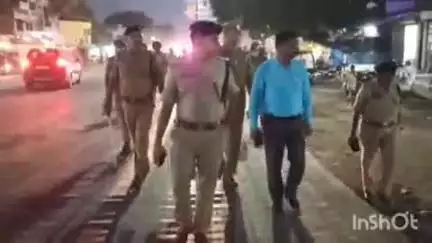 बलरामपुर: पुलिस अधीक्षक ने बलरामपुर नगर में पुलिस बल के साथ पैदल मार्च कर सुरक्षा व्यवस्था का लिया जायजा