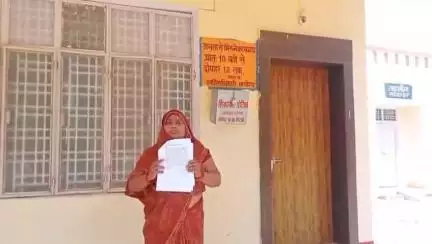 माधौगढ़: खितौली गांव की निवासी महिला ने प्रधान और सचिव पर लगाए गंभीर आरोप, एसडीएम से की शिकायत