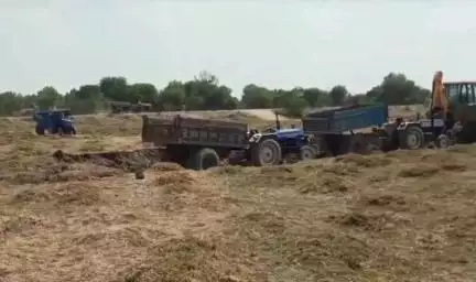 पिंड्रा: वाराणसी विकास प्राधिकार उन्दी ताल का विकास करवा रहा है, किसानों को उर्वरक युक्त मिट्टी निःशुल्क वितरित की जा रही है