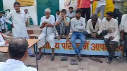 टेहरोली: वरमपुरा में ग्राम प्रधान पर लगे आरोपों की जांच करने पहुंचे जांच अधिकारी, शिकायतकर्ता एवं ग्रामीण असंतुष्ट