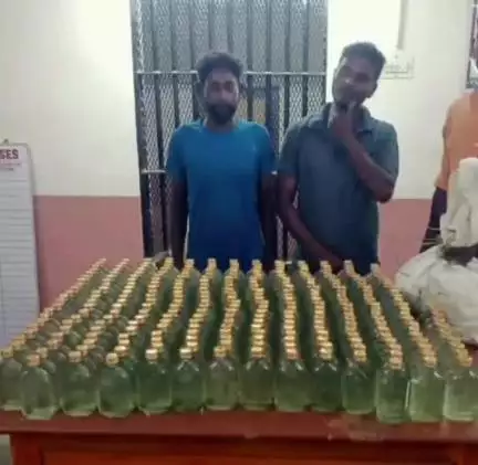 நன்னிலம்: வேலங்குடி சோதனை சாவடியில் இருசக்கர வாகனத்தில் 280 மது பாட்டில்கள் மற்றும் 50 லிட்டர் சாராயம் கடத்தி சென்ற இருவர் கைது