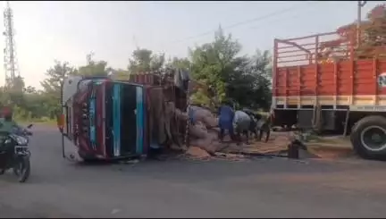గంగాధర: వెంకటయ్యపల్లి గ్రామ శివారులో మక్కల లోడ్‌తో వెళ్తున్న లారీ బోల్తా, డ్రైవర్, క్లీనర్లకు గాయాలు