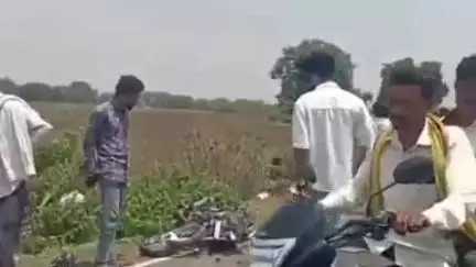 खंडवा: खंडवा के गुड़ी में दो बाइक की आमने-सामने टक्कर, दोनों बाइक सवार घायल