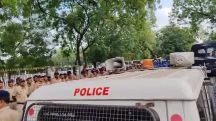 धुळे: पोलीस अधीक्षक श्रीकांत धिवरे यांच्या निर्देशाने ४ जण जिल्ह्यातून तडीपार; ८ जणांना धुळे शहरात प्रवेशबंदी