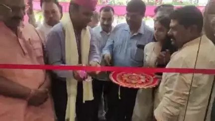 समस्तीपुर: गोला रोड स्थित गंगाराम सूरज का ज़िला अधिकारी ने फीता काटकर किया उद्घाटन